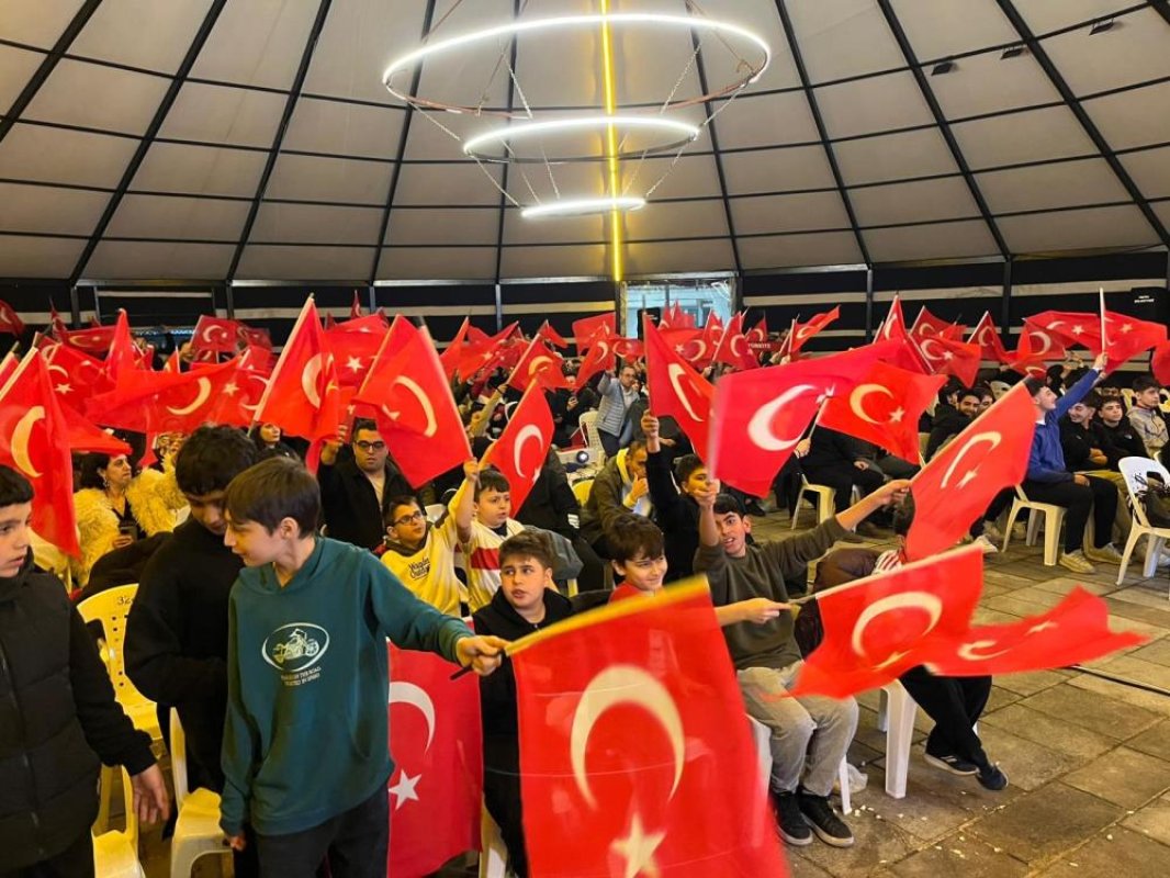 Fatih'te, A Milli Takım'ın Kosova galibiyeti coşkuyla kutlandı