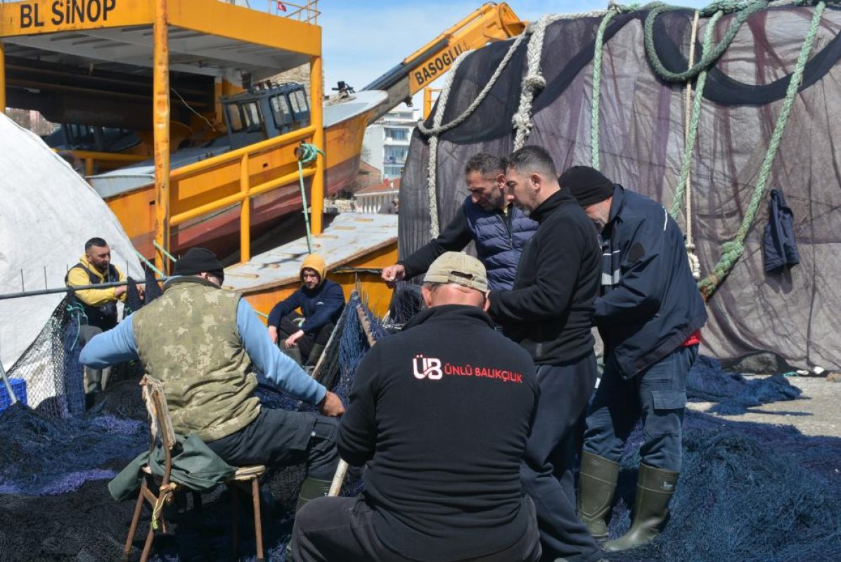 Karadenizli balıkçılar sezon sonunda ağlarını onarıyor