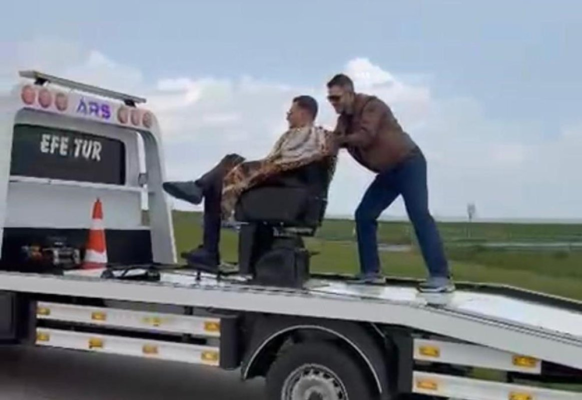 Tekirdağ'da görenler şaşırdı : Müşterisini çekici üzerinde traş etti