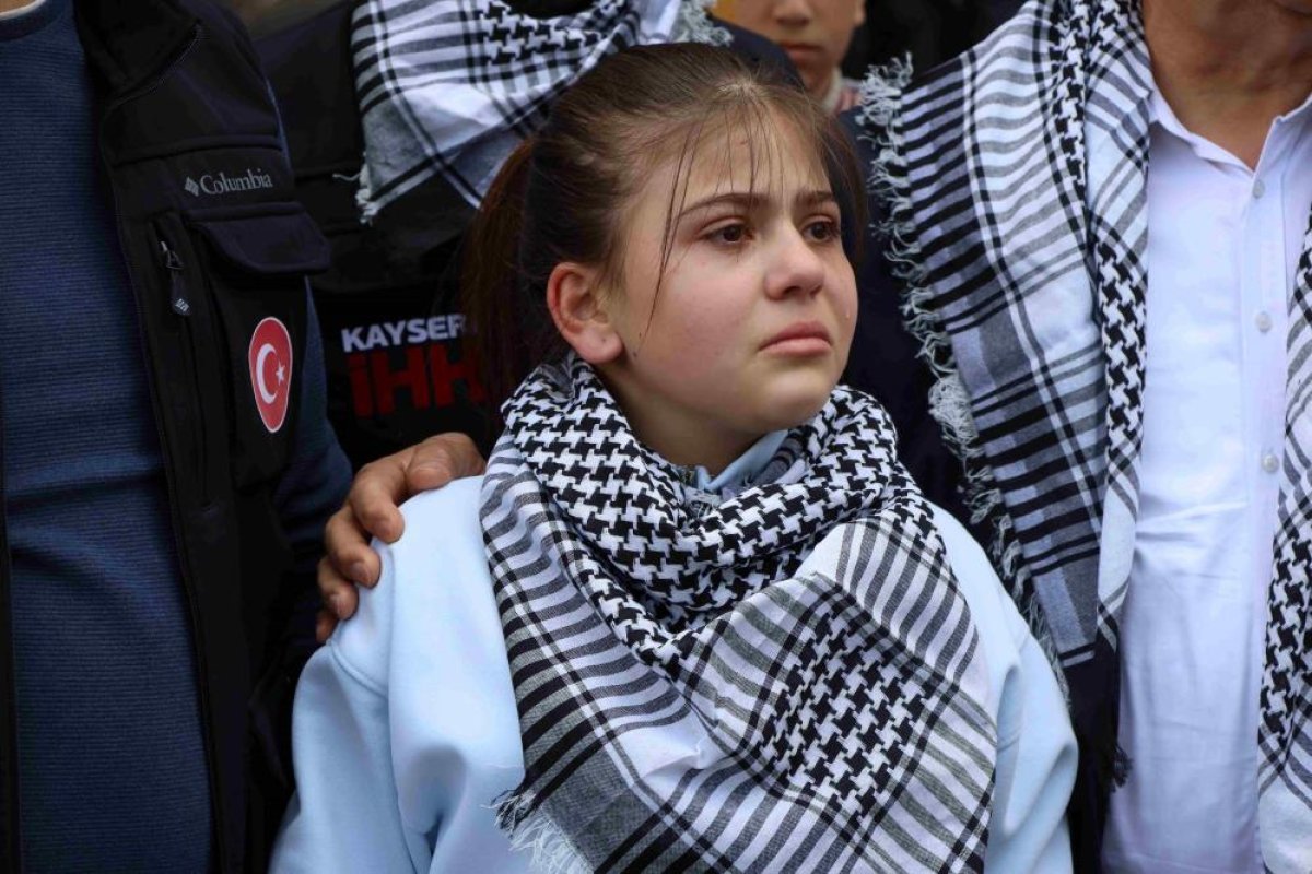 Elleriyle besleyip büyüttüğü kuzuyu Gazze'ye bağışladı