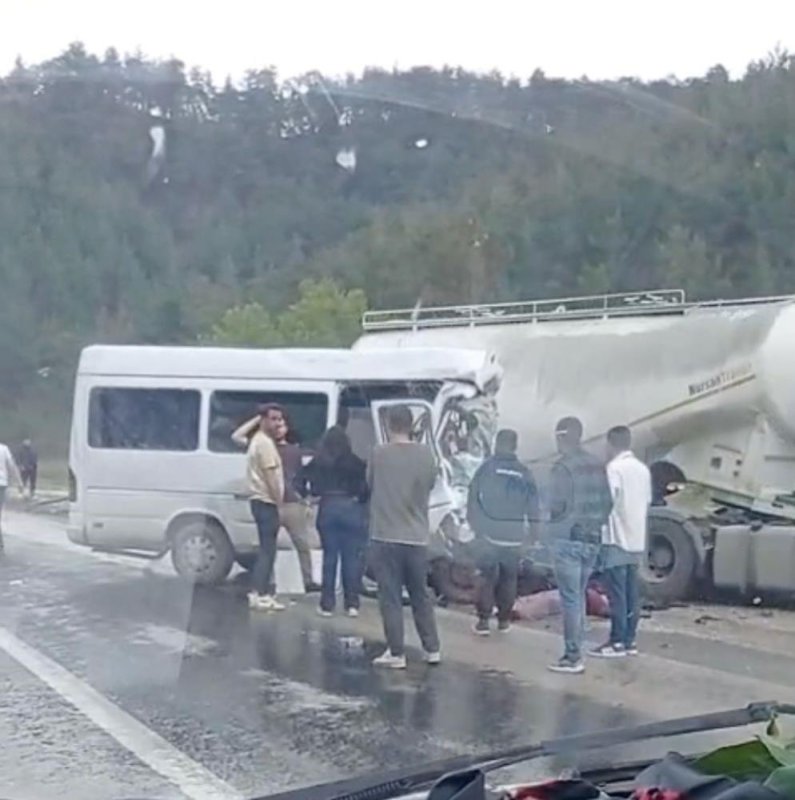 (BURDUR) Antalya-Isparta karayolunda işçileri taşıyan minibüs ile beton mikseri çarpıştı: 7 ölü, 7 yaralı