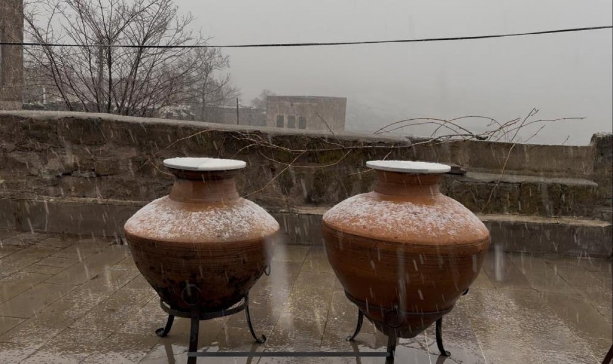 Meyve ağaçlarının çiçek açtığı Güzelyurt’ta kar yağışı